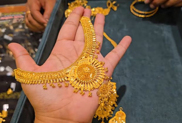 The necklace design looks like a sunflower.