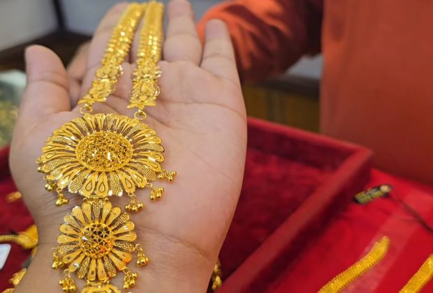 This necklace designs looks like a sunflower