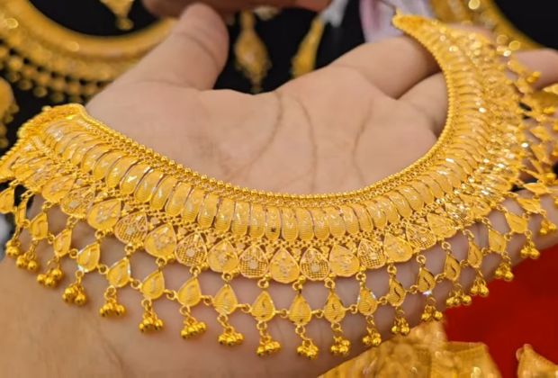 fancy flower design gold necklace