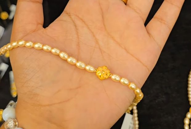 Gold bracelet with flower design