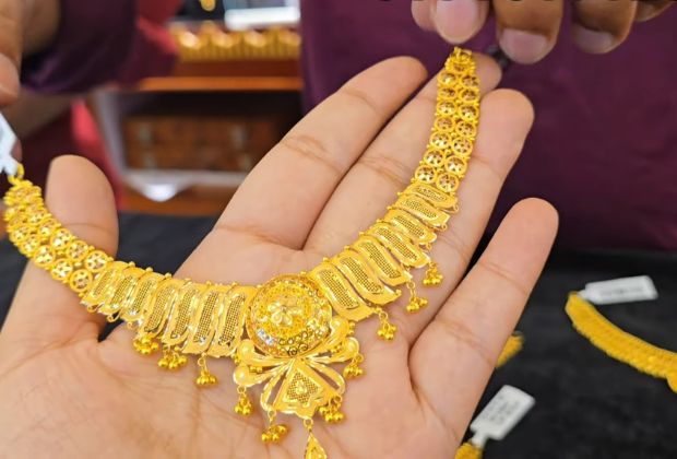 This necklace design looks like a flower with thick petals.