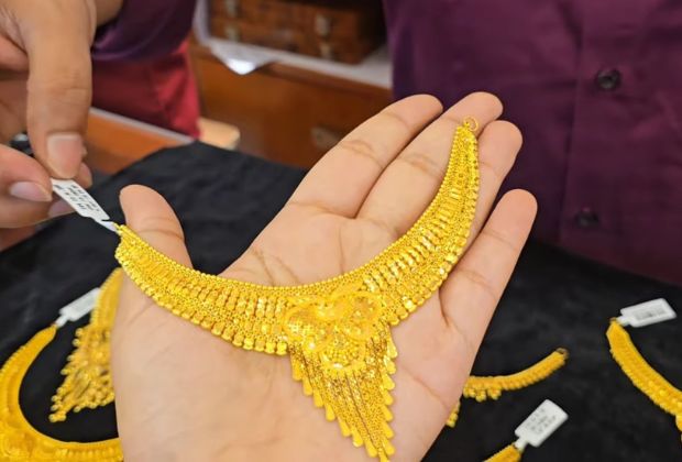 This necklace design looks like a flower with thick petals.