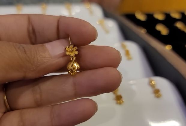 Small gold earring design for daily use