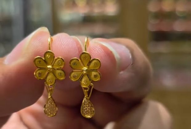 Design of gold earrings with latest design
