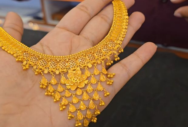 This necklace design looks like a sunflower