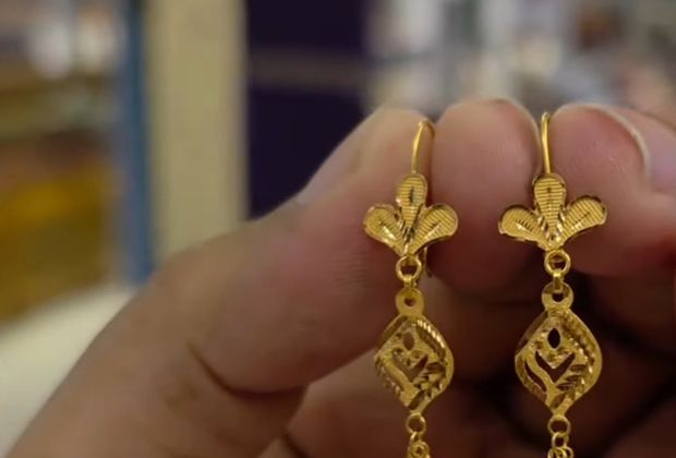 flower design earrings gold