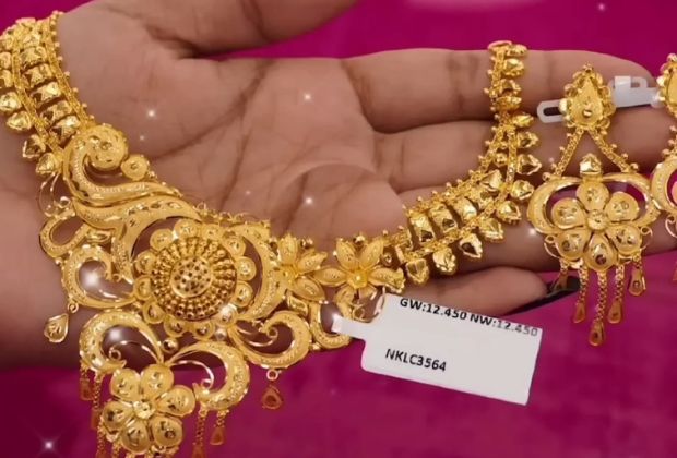 This necklace design looks like a flower