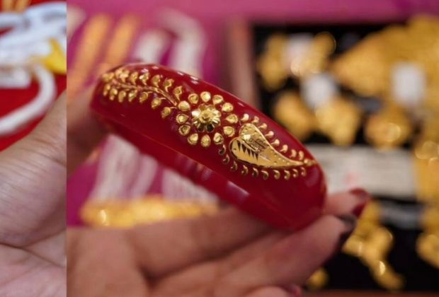 This pola design looks like a flower 