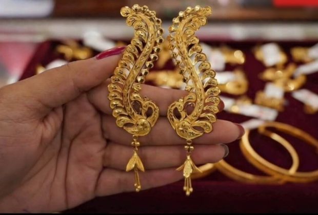 earring design gold jhumka