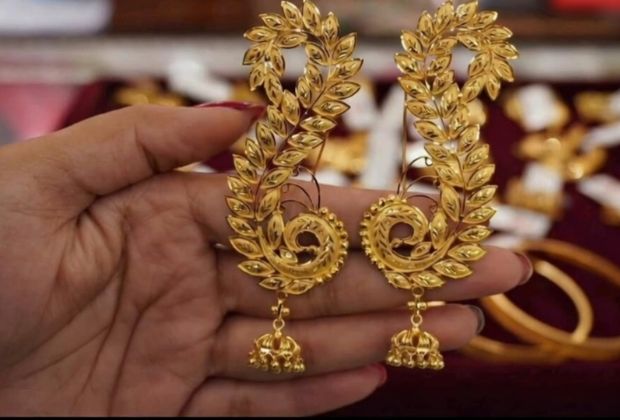 gold earrings jhumka design