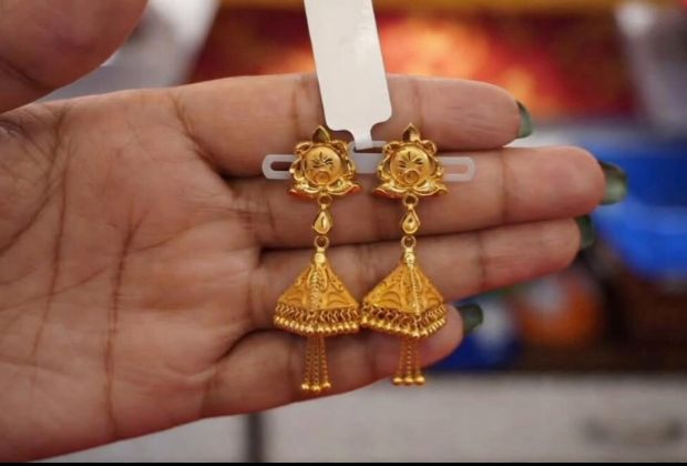 gold earrings flower design
