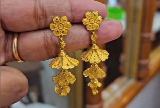 flower design earrings gold