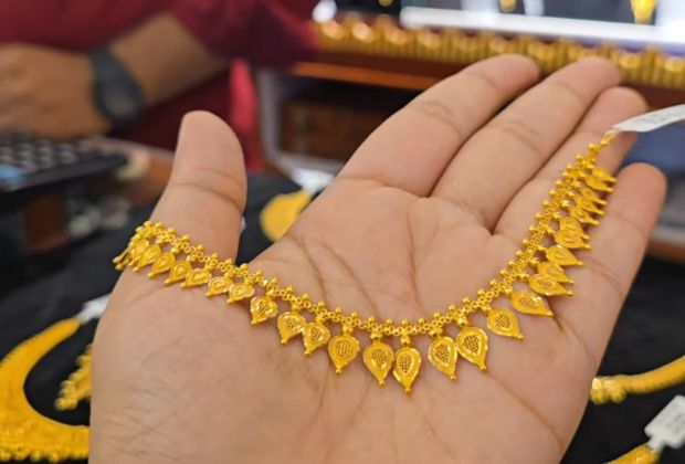 Women flower gold necklace design