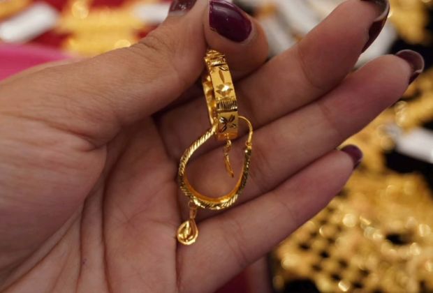 gold earrings ring type design