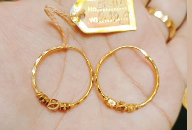 flower design earrings gold