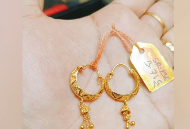 flower design gold earrings