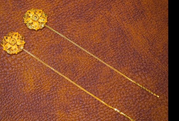 sui dhaga gold earrings