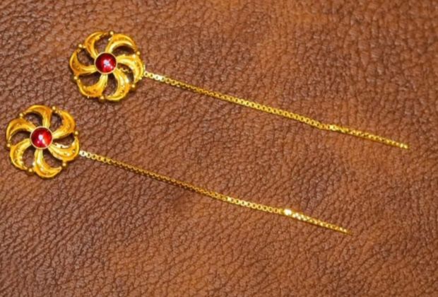 Sui Dhaga Earrings Gold design
