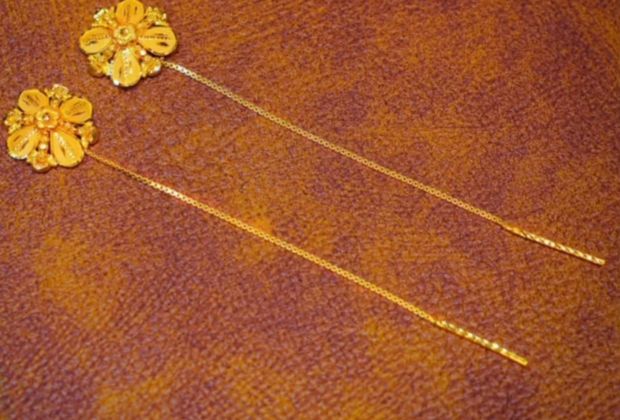 sui dhaga gold earrings caratlane