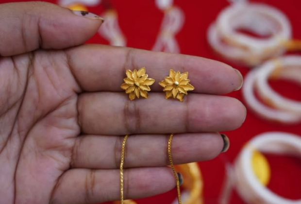 sui dhaga gold earrings design images