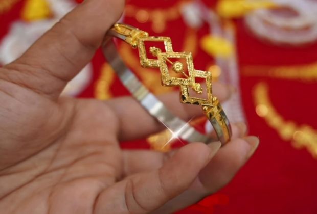 gold-tone spade flower thin printed bangle bracelet