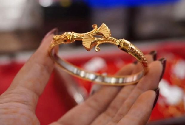 Simple Gold Bracelet design for girl