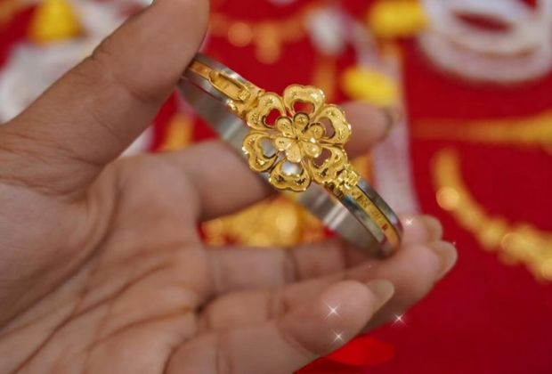 Women gold bracelet design