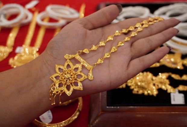 long gold pearl necklace
