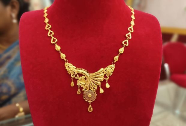 gold choker necklace