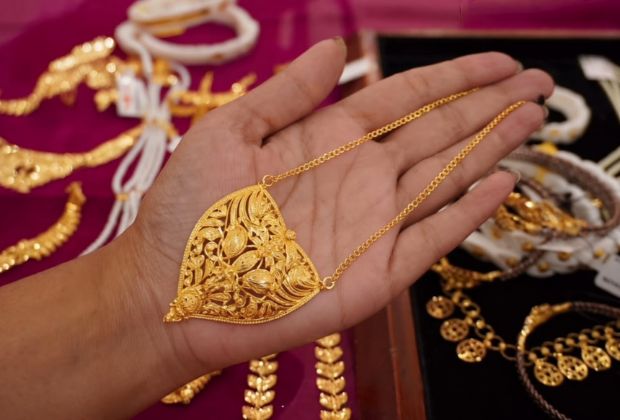 Latest gold long necklace designs 2024