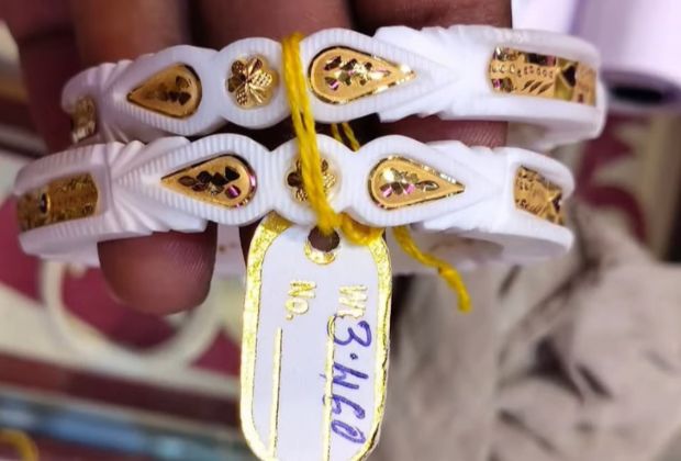 Women gold sakha pola design