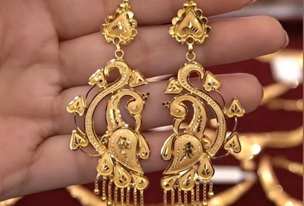Small gold earrings designs for ladies