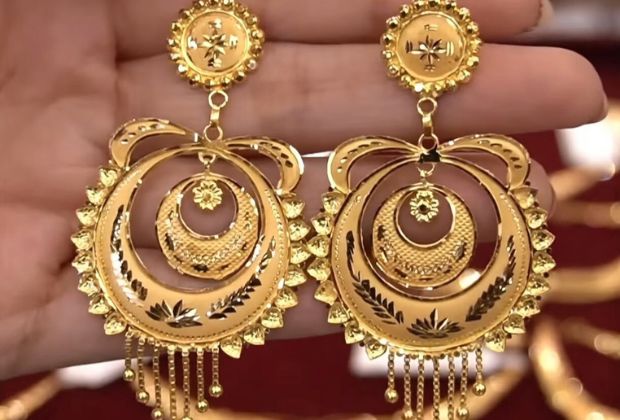 Gold earrings Round design for female