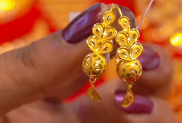 gold stud earrings designs for daily use