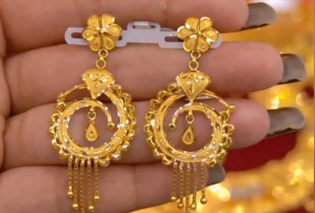 girls daily wear earrings in gold