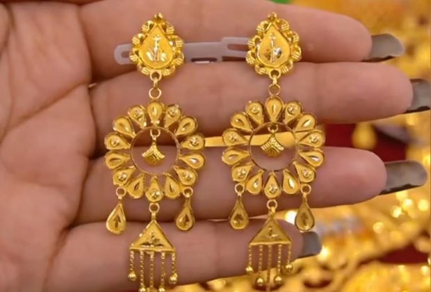 women's small gold earrings designs for daily use