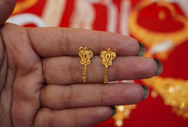 22k gold flower earrings