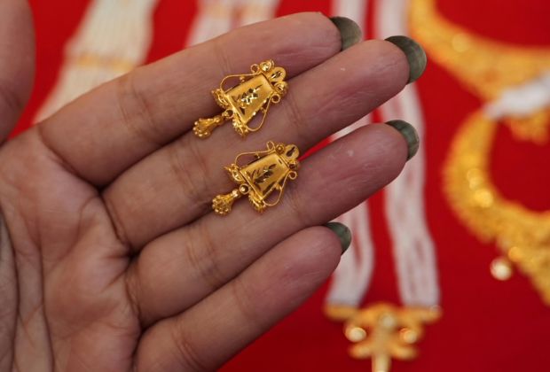 small flower earrings gold