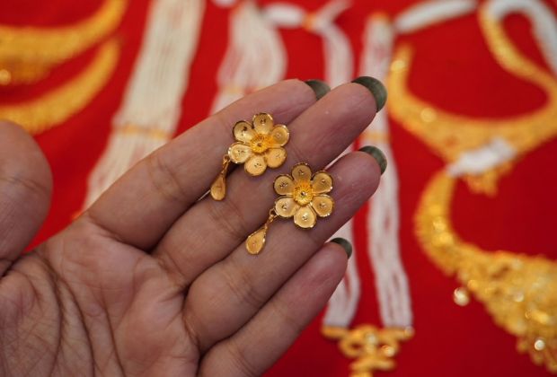gold flower earrings for women