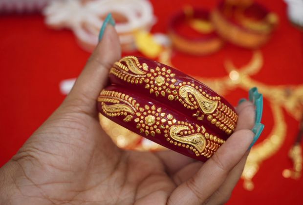 gold shakha pola design with price