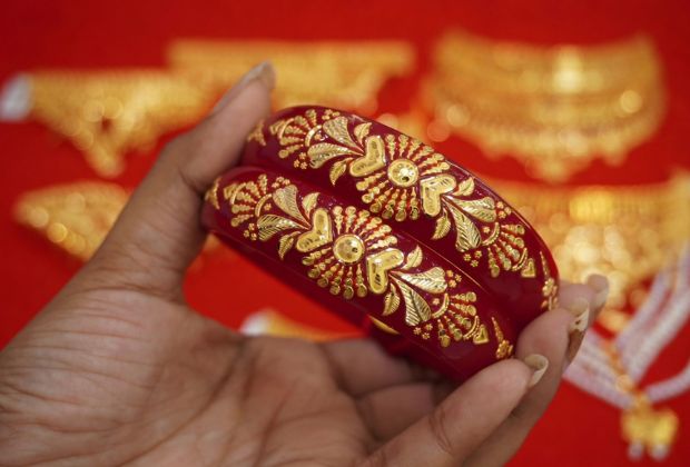 gold pola badhano design with price