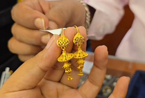 Gold earrings designs for daily use