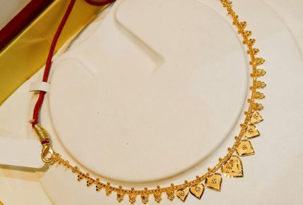 Women light weight gold necklace design