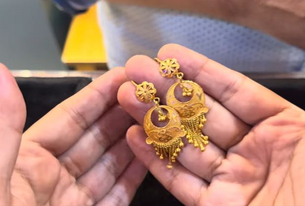 Gold earrings Round design for female