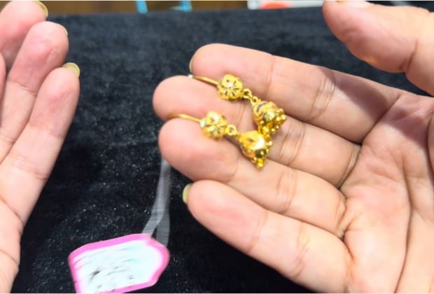 Attractive airing design made of solid and pure gold.